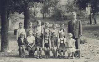 1.&nbsp;třída a&nbsp;ředitel Žáček ve&nbsp;školním roce 1958&nbsp;– 59