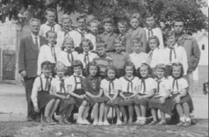 2.&nbsp;třída a&nbsp;učitel Hynek ve&nbsp;školním roce 1958&nbsp;– 59